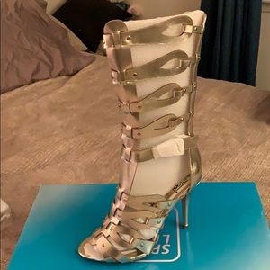 Lt Gold Sz 10 Gladiator Heels